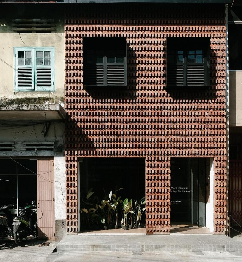 Semalam At Sun Yat Sen - Self Check In Hostel Medan Exterior photo